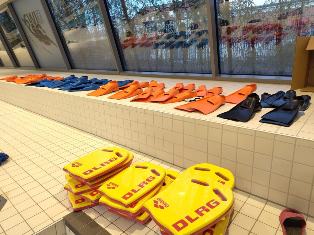 Neue Flossen, Tauchbögen, Schwimmbretter sowie Schwimmmatten für den DLRG Kreisverband