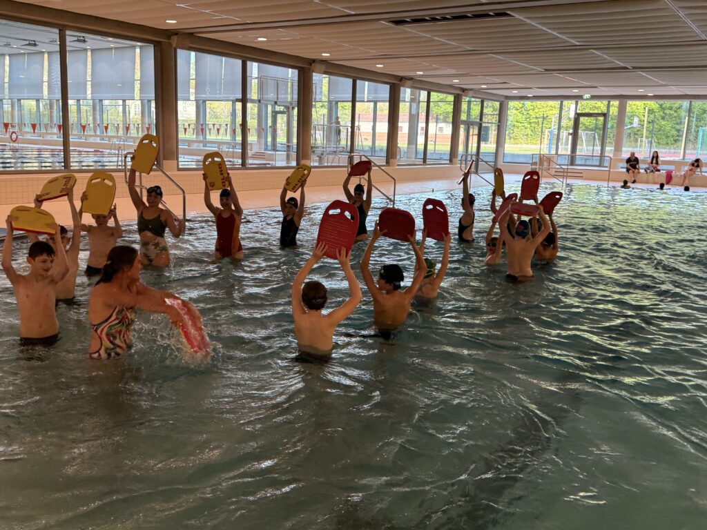 Neue Flossen, Tauchbögen, Schwimmbretter sowie Schwimmmatten für den DLRG Kreisverband