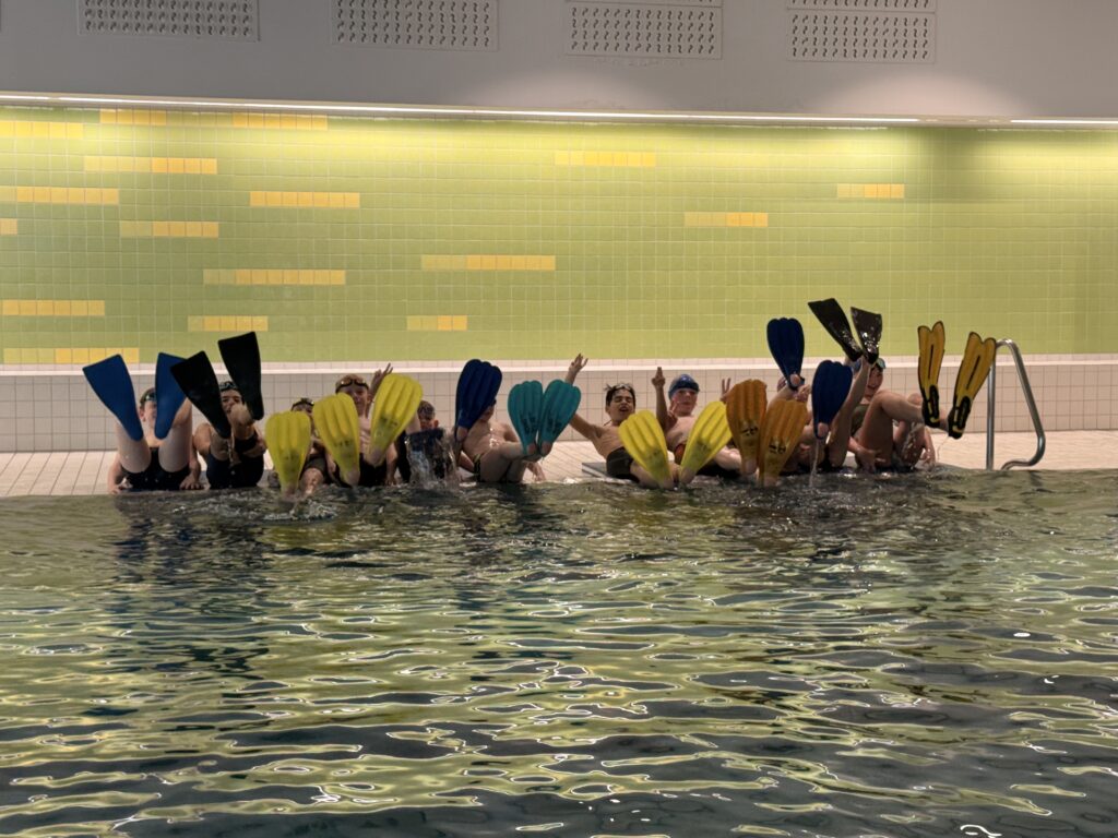 Neue Flossen, Tauchbögen, Schwimmbretter sowie Schwimmmatten für den DLRG Kreisverband