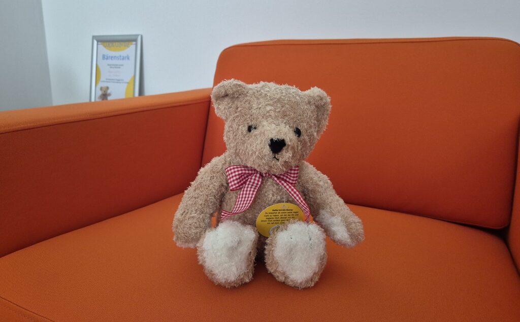 Der Trösterbär Benny beruhigt Kinder im Rettungswagen, Krankenhaus oder anderen belastenden Notsituationen.